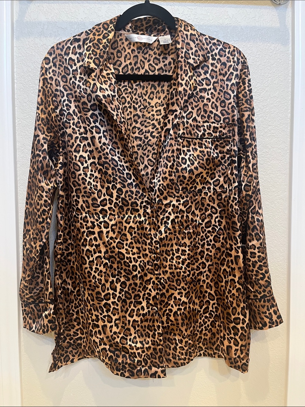 Private Luxuries Vintage oversized satin Leopard Button-Down Shirt Small